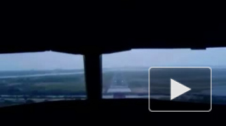 Во "Внуково" самолет при посадке задел крылом и снес мачту освещения