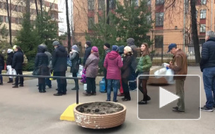 Видео: на Бумажной в очереди за бесплатным антисептиком стоят более 50 человек 