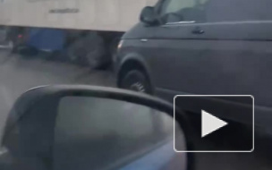 На месте столкновения трех иномарок на КАД собрались сотрудники ДПС и МЧС