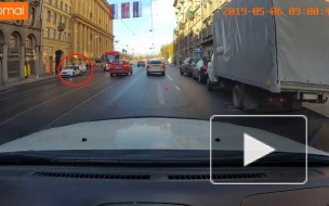 Видео: на улице Куйбышева сбили девушку на трамвайной остановке
