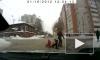 В Кирове ребенок выпал из санок на дорогу, родители даже не заметили