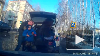 Шокирующее видео из Углича: нерадивые родители возят ребенка в багажнике авто