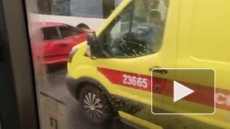 На проспекте Маршала Жукова столкнулись автобус и легковушка