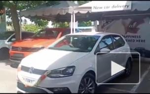 Видео из Индии: Счастливый владелец новенького авто разбил машину через секунду после покупки