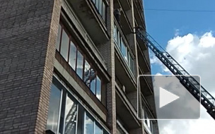 Пожилой мужчина перелез через перила балкона на Новоизмайловском проспекте