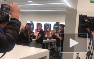 Сотни человек не смогли приобрести новый iPhone из-за того, что купили место в очереди