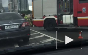 Видео: в Петербурге два автомобиля столкнулись на Октябрьской набережной