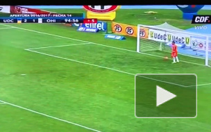 В Чили футболист с лету забил со своей половины поля