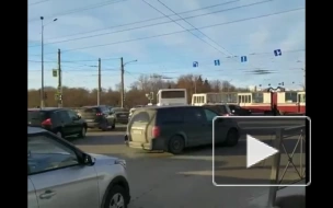 Иномарка врезалась в трамвай на Петергофском шоссе