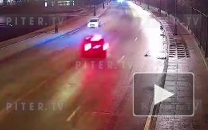 Видео: иномарка перевернулась после столкновения с фонарем на Кронверкской набережной