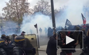 Французская полиция жестко разогнала протестующих в самом центре Парижа