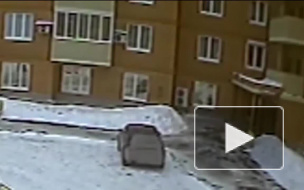 Камера сняла падение подростка из окна высотки в Челябинске