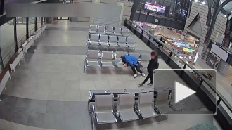 На Ладожском вокзале пскович украл смартфон у спящего пассажира