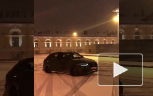 Видео: лихач устроил дрифт около здания Биржи в Петербурге