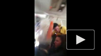 Видео: в Швейцарии в зоне турбулентности стюардесса подлетела к потолку и облила кипятком пассажиров 