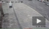 Автомобиль протаранил двух человек на дороге в центре Москвы