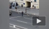 Видео: на Невском проспекте пьяный "регулировщик" охраняет автобусную полосу
