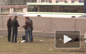 Мертвый мужчина, несколько часов просидевший на обочине у Кантемировского моста, был убит ножом в шею и истекал кровью