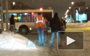 "Пассажиравтотранс" поблагодарил петербуржцев, выталкивавших автобусы из снега
