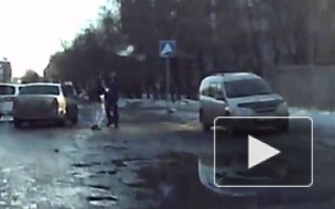 Жесткая драка на дороге в Омске попала на видео