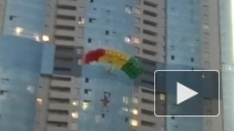 Бэйсджамперы выложили видео эпичных прыжков с высотки в Санкт-Петербурге