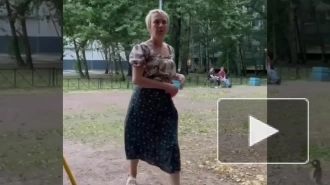 В Петербурге пожилая женщина избила на улице свою собаку