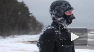 Cерферы из Петербурга покорили волну на Ладожском озере в мороз