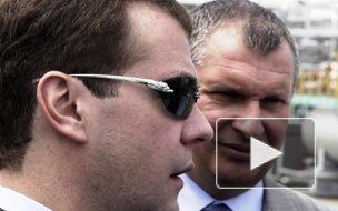 Медведев щегольнул женскими очками от Картье за 28 тыс.