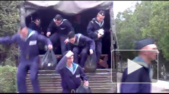 Видео: в армейский грузовик напихали добрую сотню солдат
