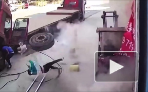 Видео: взорвавшаяся шина отбросила маленького мальчика на несколько метров
