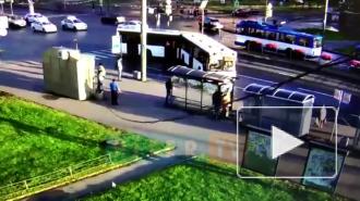 Автобус устроил "токийский дрифт" на перекрестке Ленинского и Зины Портновой