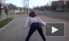 Видео из Украины: Горячий тверк девушки у дороги спровоцировал жесткое ДТП