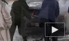 Видео: Под Красноярском загоревшуюся машину тушили топором