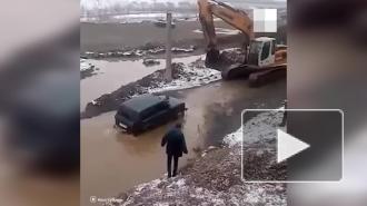 В Екатеринбурге автомобили начали тонуть под железнодорожным мостом