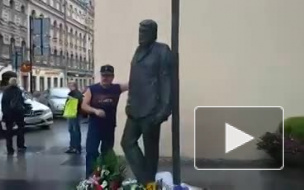 На открытие памятника Сергею Довлатову в Петербурге приехали его жена и дочь 