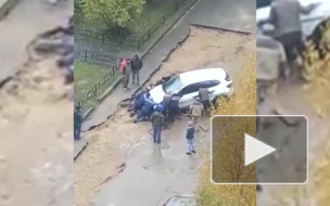 Припаркованный в яме каршеринг в Петербурге вытащили десять человек