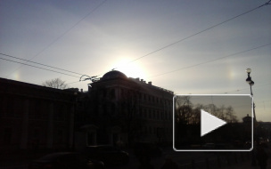Жители Петербурга наблюдают редкое явление — солнечное гало