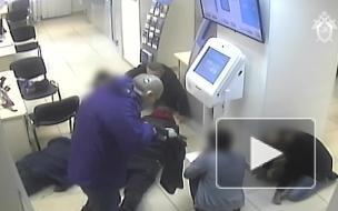 Предсмертная схватка россиянина с грабителем банка попала на видео