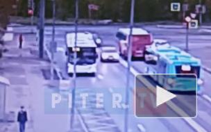 На мосту Кораблестроителей столкнулись "Вольво" и "БМВ"