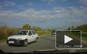 Под Петербургом очевидцы сняли на видео колонну машин с детьми за рулем