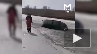 В Иркутской области микроавтобус устроил дрифт на реке и провалился под лед