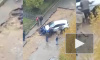 Припаркованный в яме каршеринг в Петербурге вытащили десять человек