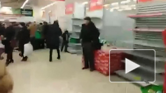 Видео: Жители Казани устроили давку возле ТЦ из-за дешевых продуктов