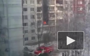 Пожарные вытащили из огня четырех жильцов дома на Кораблестроителей