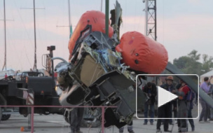 В Петербурге подняли из Финского залива вертолет, упавший 19 сентября