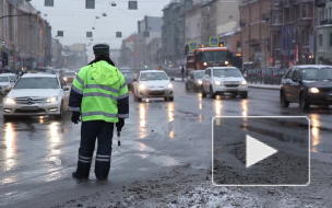Первый снег в Петербурге испортил жизнь автолюбителям и уже уносит жизни