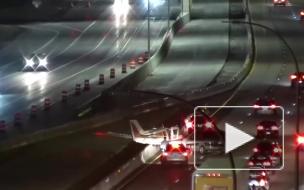 В США самолет столкнулся с автомобилем после экстренной посадки на дорогу