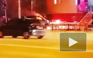 В Якутске ночью сгорел автомобиль: пугающее видео