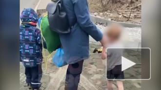 В Приморье проверят видео, где ребенок с мамой гуляет без верхней одежды