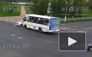 Авария с участием маршрутки и иномарки на перекрёстке в Колпино попала на видео